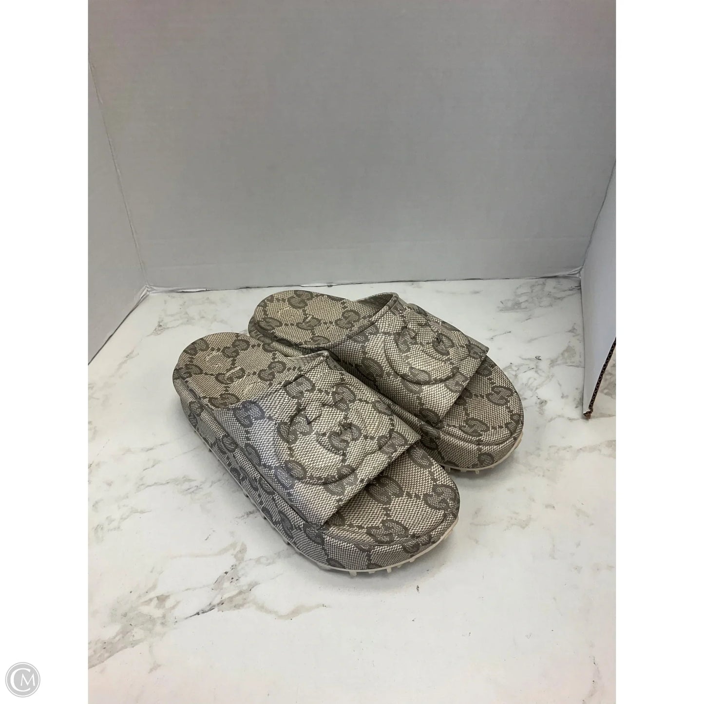 Sandals Luxury Designer By Gucci In Grey, Size: 6.5