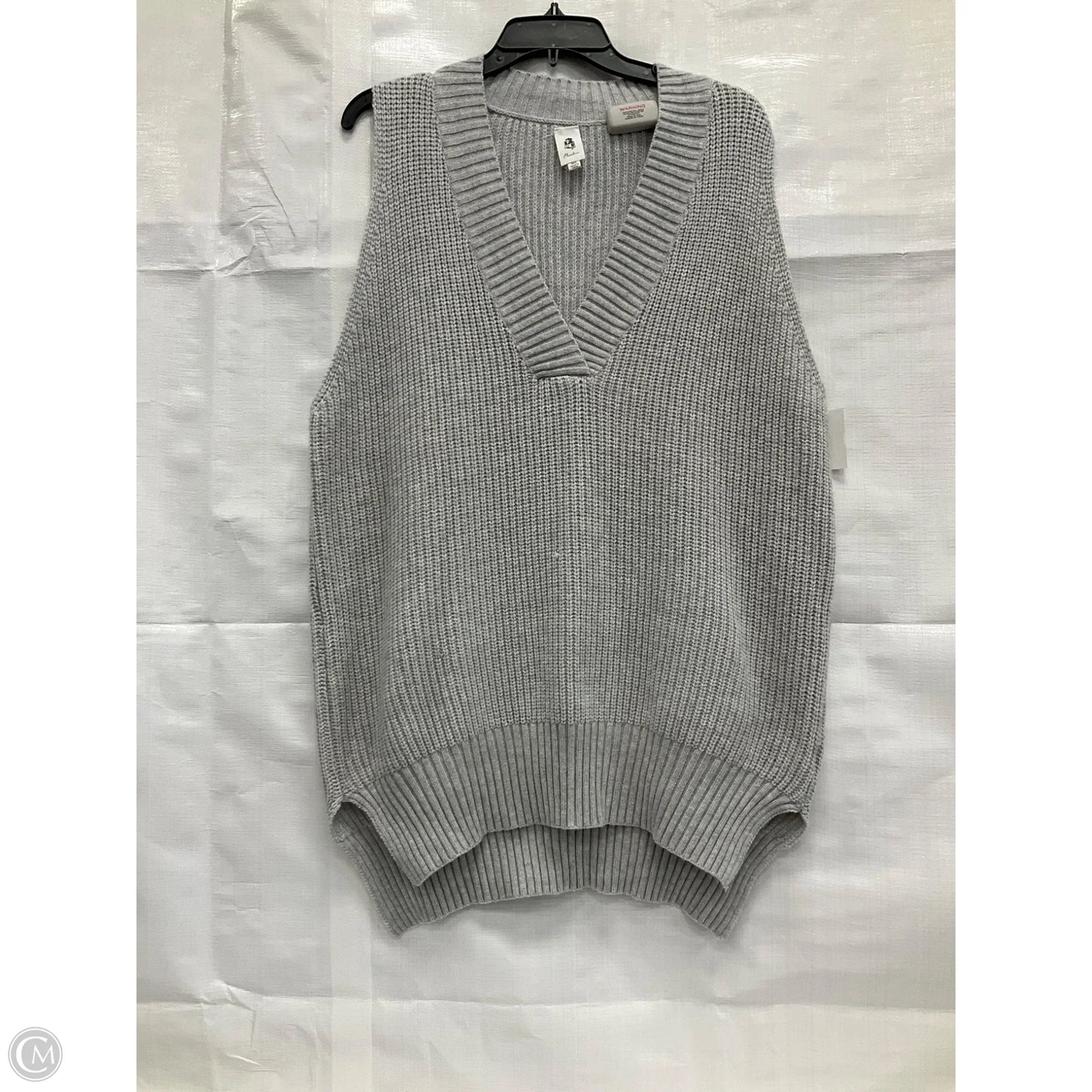 Top Sleeveless By Cmb In Grey, Size: M