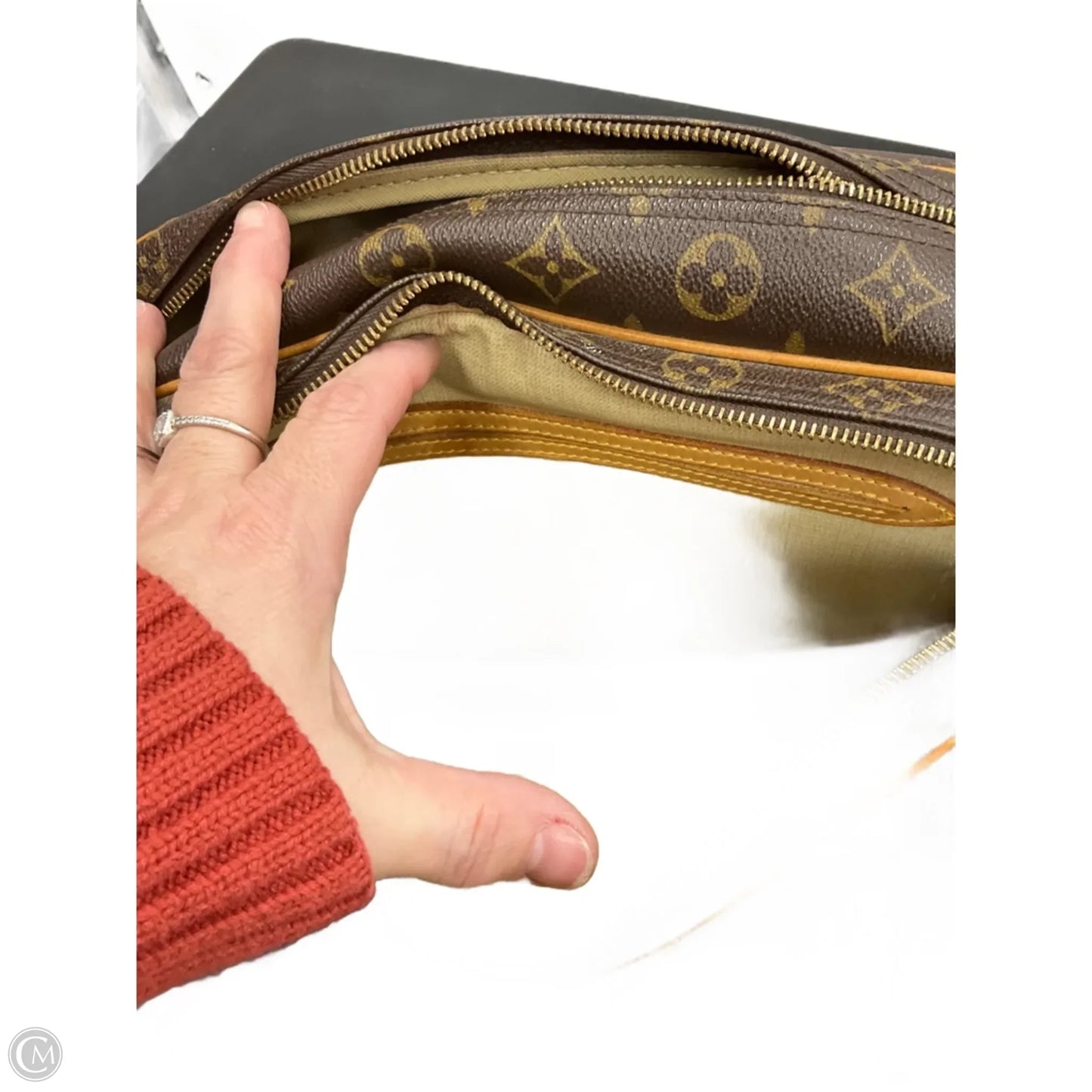 Crossbody Luxury Designer By Louis Vuitton, Size: Medium