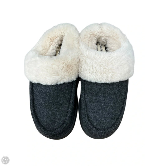 Shoes Flats By Clothes Mentor In Grey, Size: 7