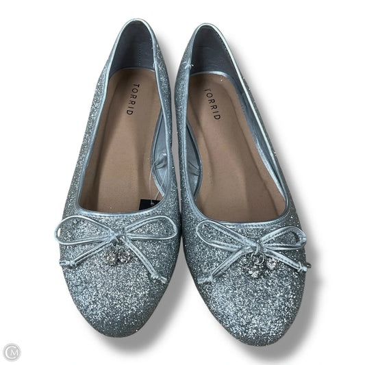 Shoes Flats By Torrid In Silver, Size: 11