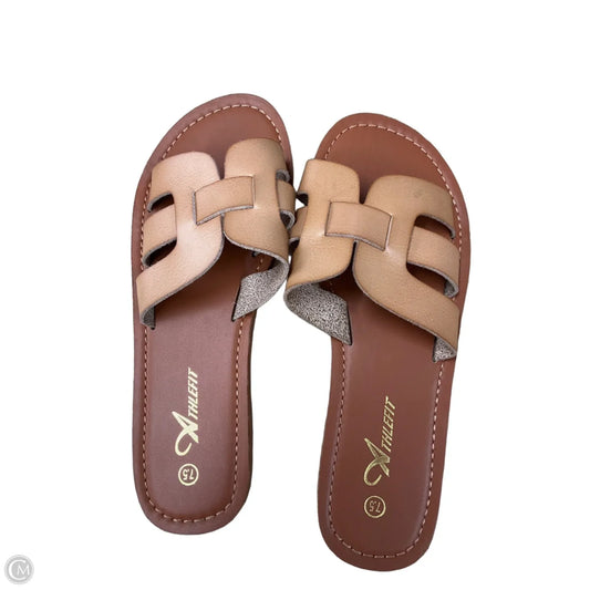 Sandals Flats By Clothes Mentor In Tan, Size: 7.5