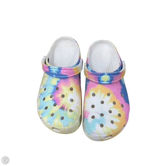Sandals Flats By Crocs In Multi-colored, Size: 10