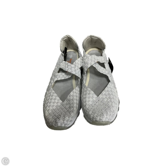 Shoes Flats By Bernie Mev In Silver, Size: 8.5