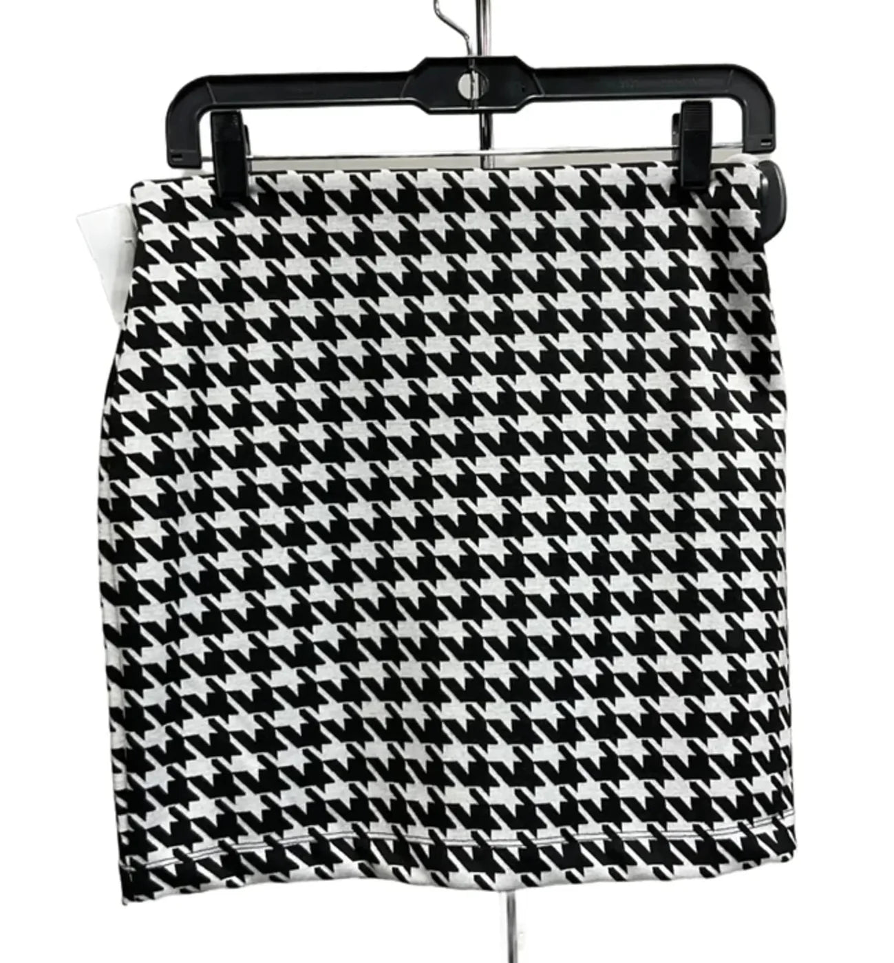 Skirt Mini & Short By Express In Black & White, Size: S