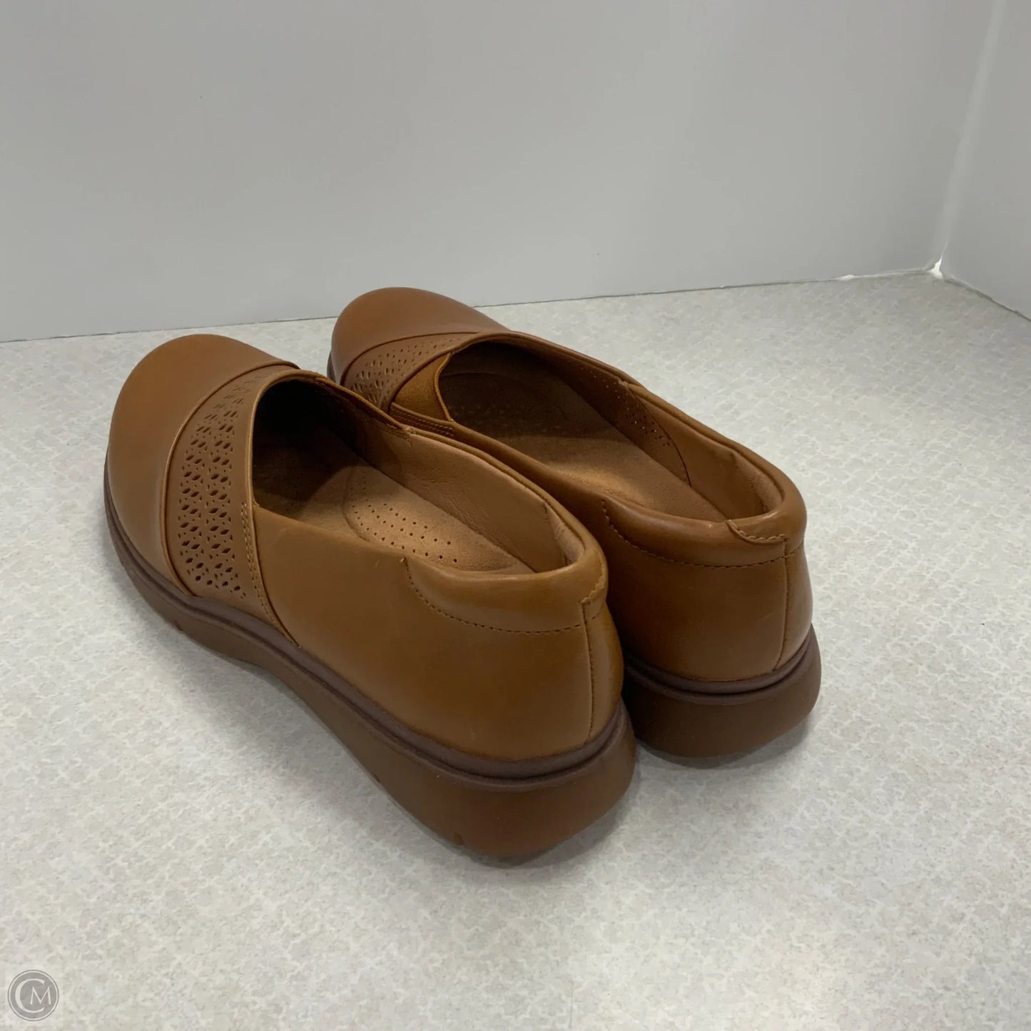 Shoes Flats By Clarks In Brown, Size: 10
