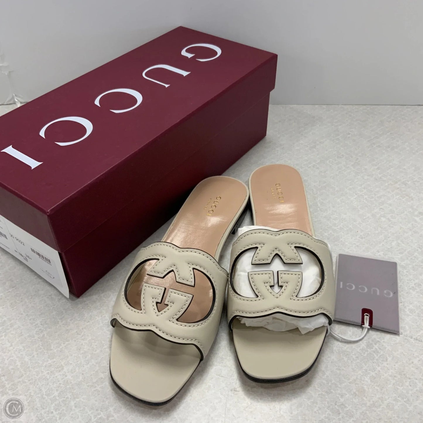 Shoes Luxury Designer By Gucci In Cream, Size: 8.5