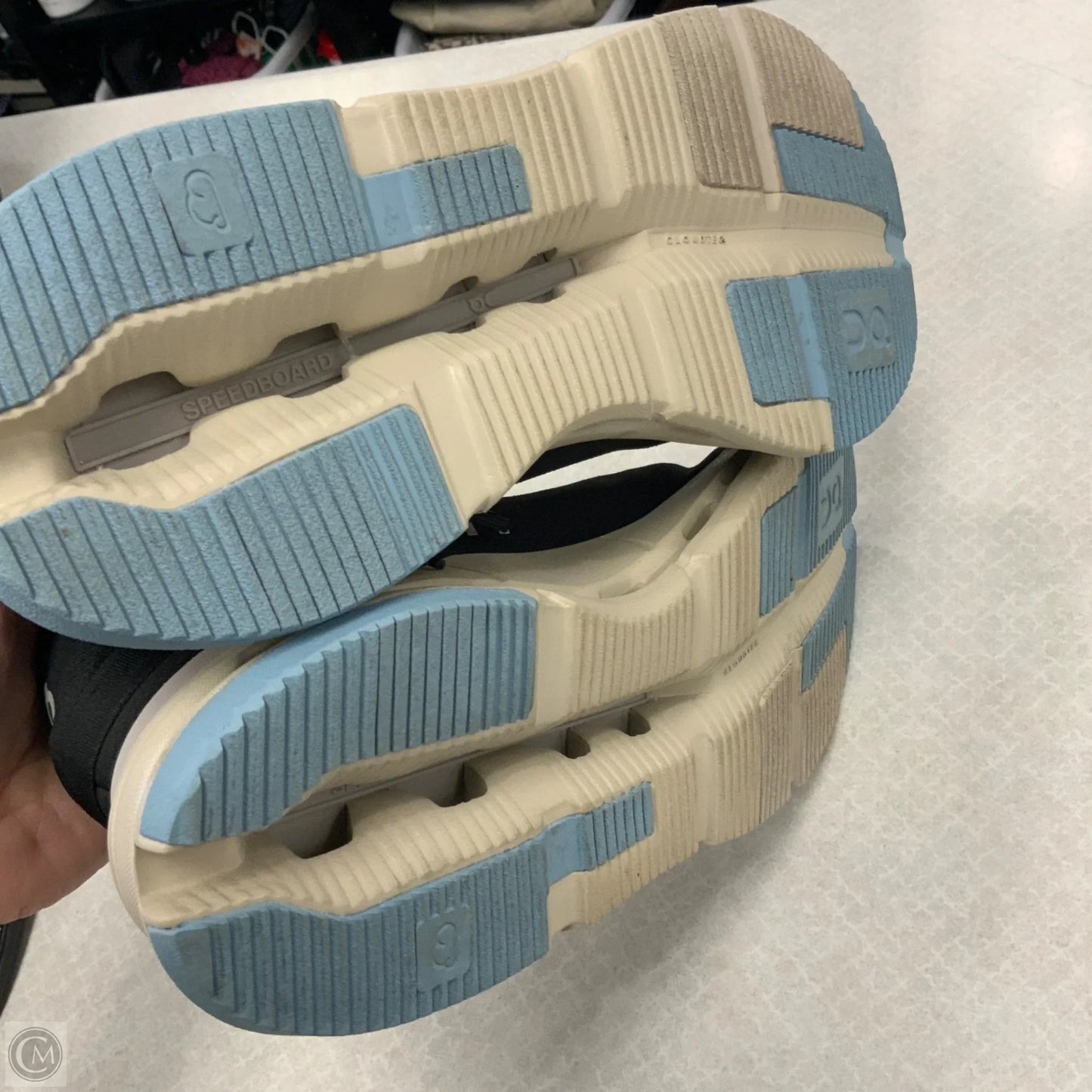 Shoes Athletic By On In Black, Size: 10