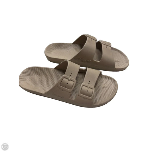 Sandals Flats By Clothes Mentor In Tan, Size: 10