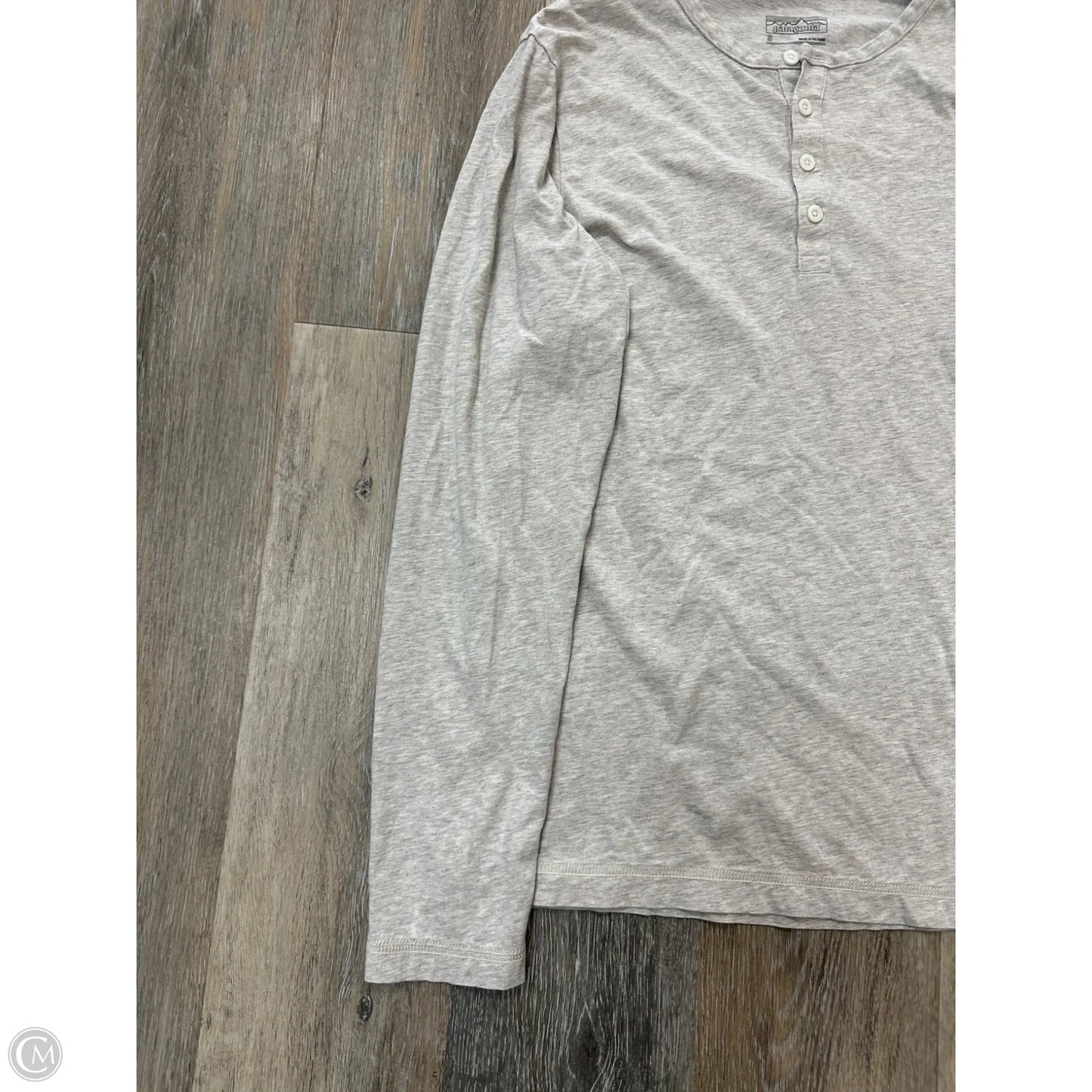 Top Long Sleeve By Patagonia In Tan, Size: S