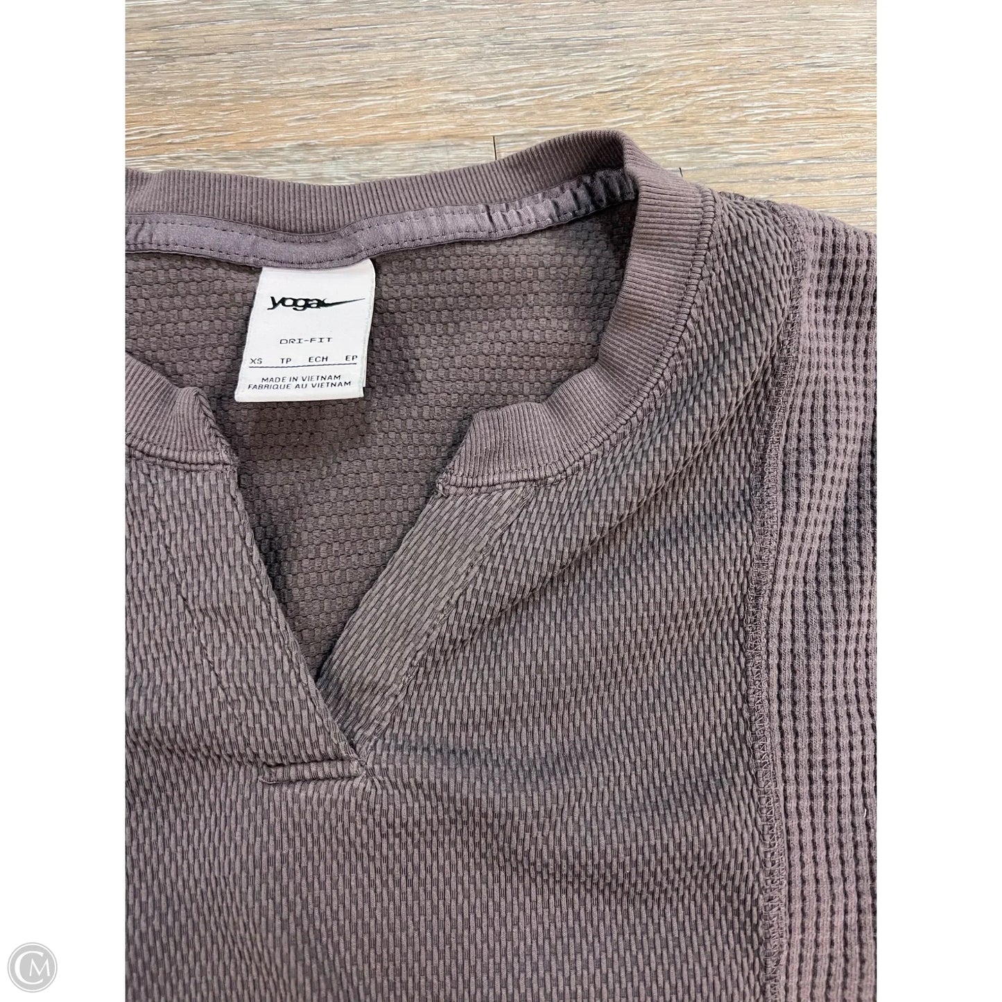 Athletic Top Long Sleeve Collar By Nike Apparel In Grey, Size: Xs