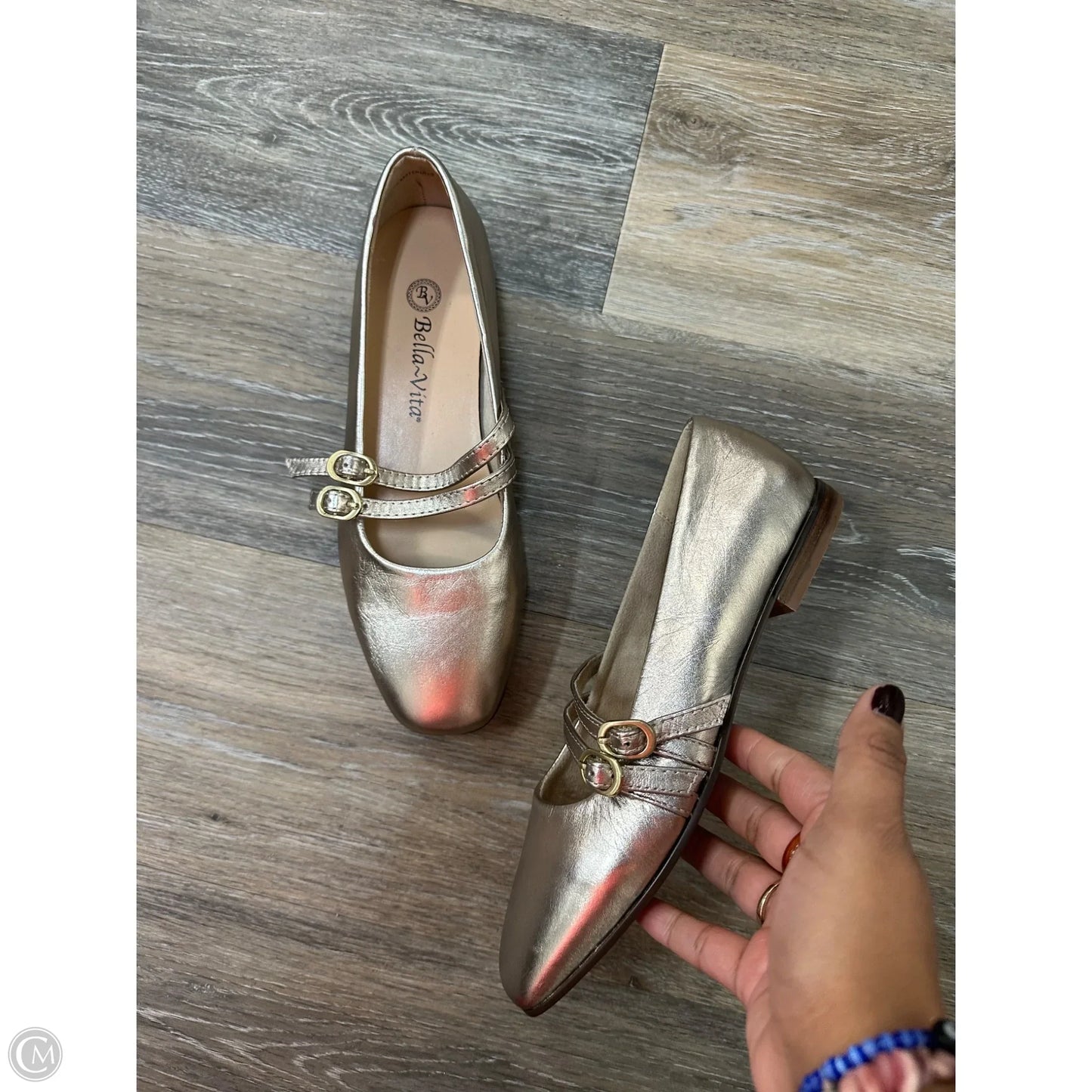 Shoes Flats By Bella Vita In Silver, Size: 6.5