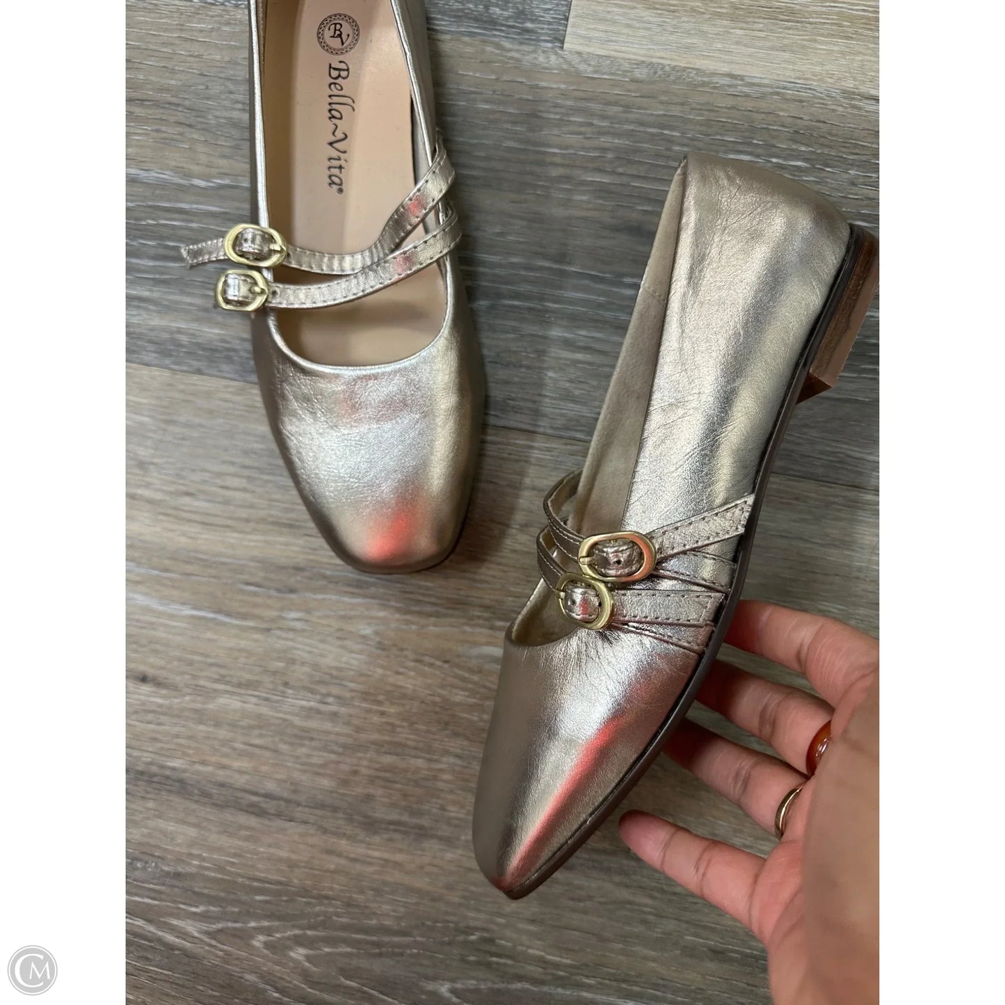 Shoes Flats By Bella Vita In Silver, Size: 6.5