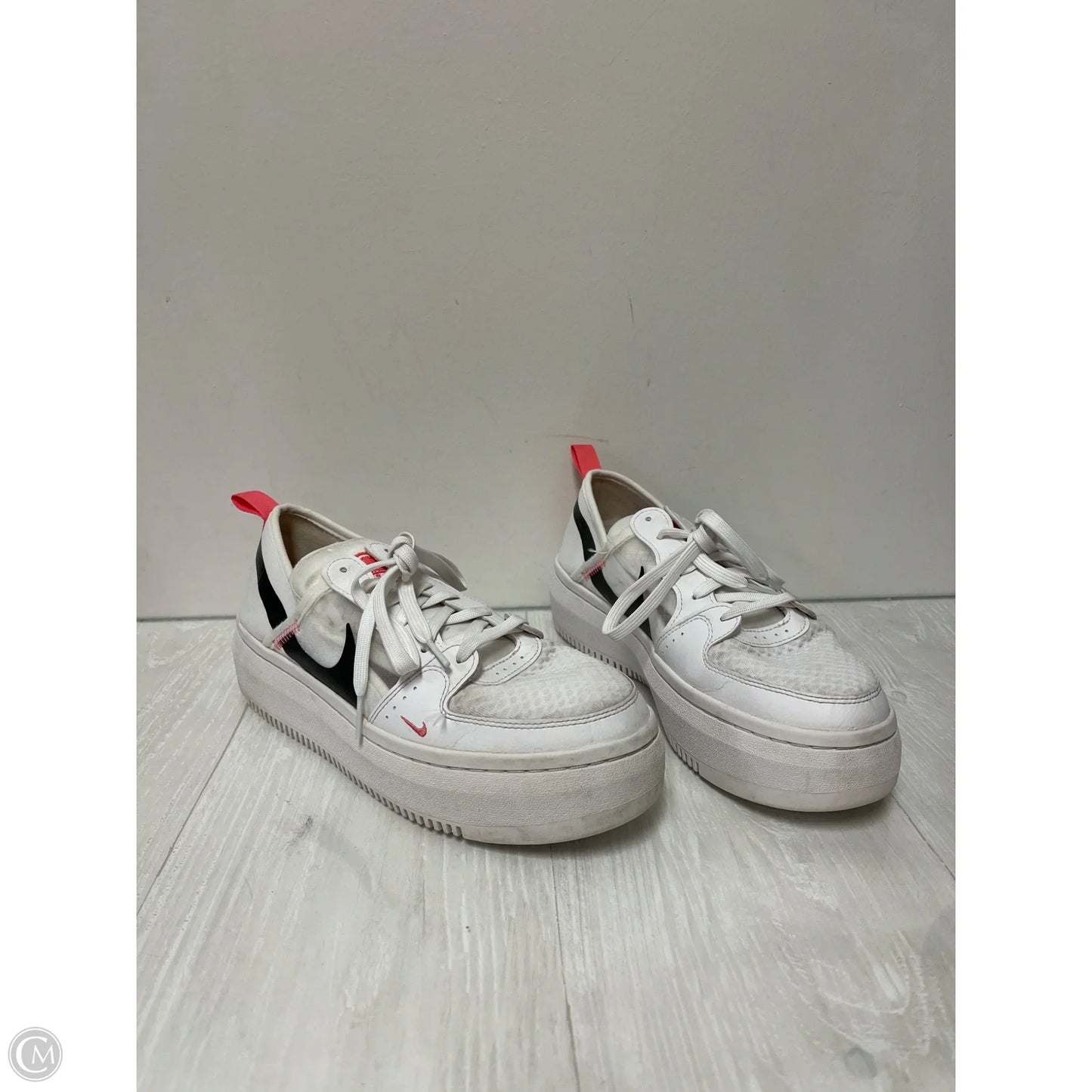 Shoes Sneakers By Nike In White, Size: 10