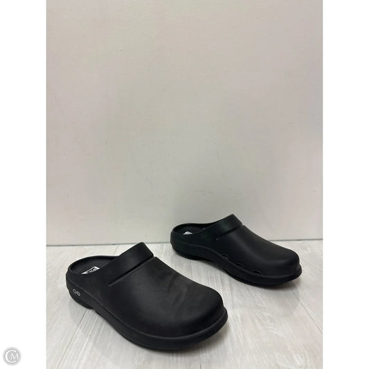 Shoes Flats By Crocs In Black, Size: 11