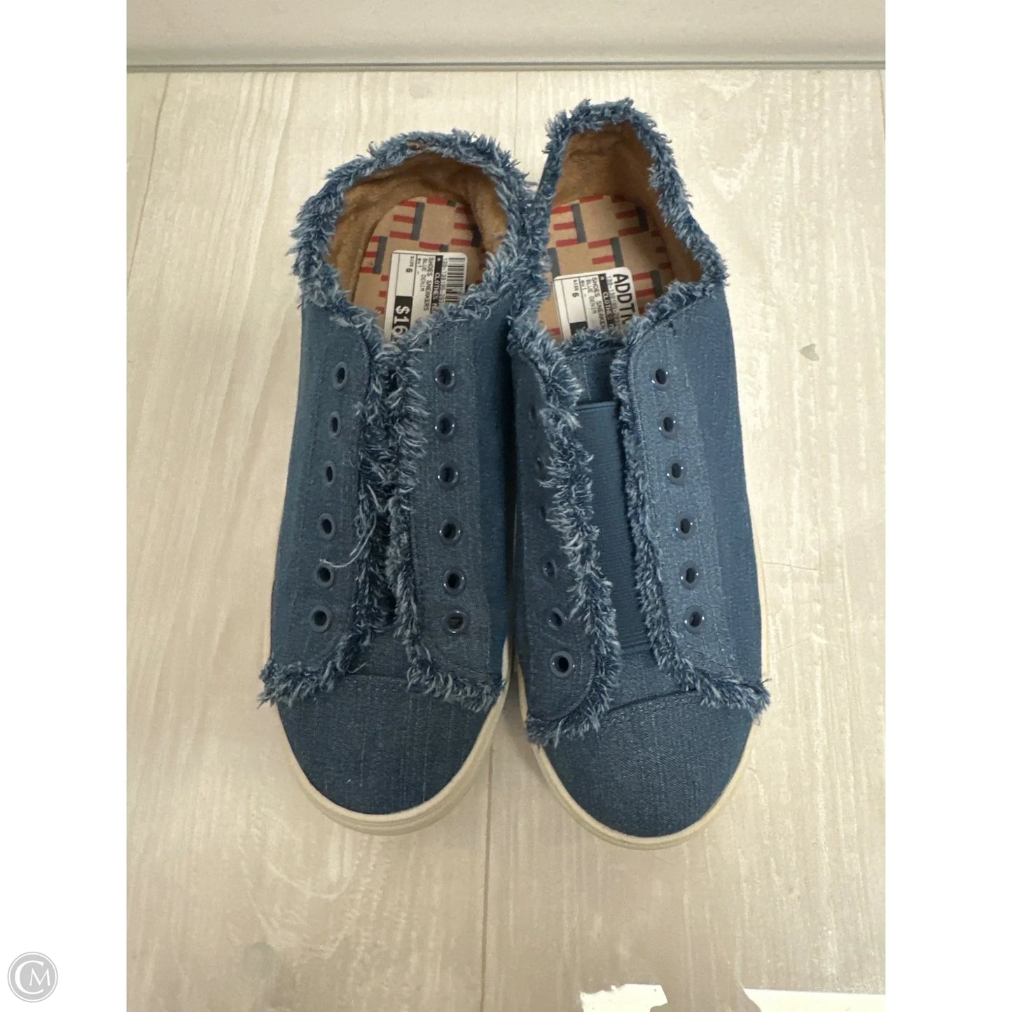 Shoes Sneakers By Clothes Mentor In Blue Denim, Size: 6
