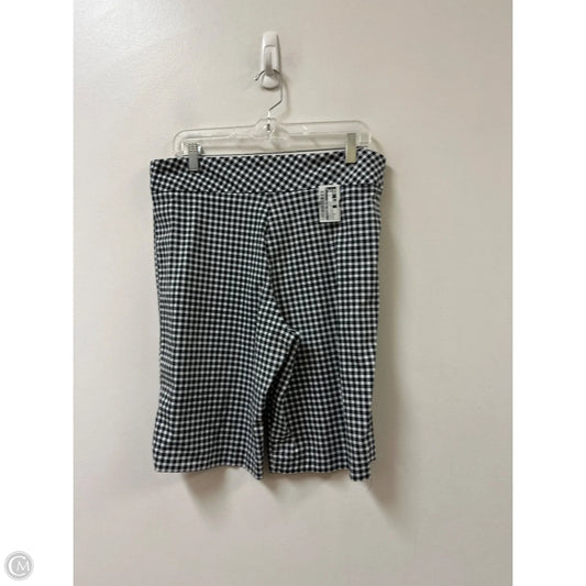 Shorts By Clothes Mentor In Black & White, Size: 16