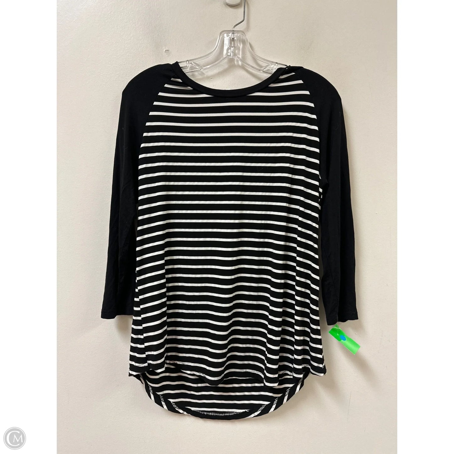 Top Short Sleeve By Clothes Mentor In Black & White, Size: M