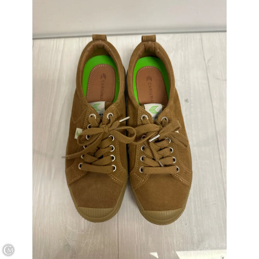 Shoes Sneakers By Cariuma In Brown, Size: 9.5