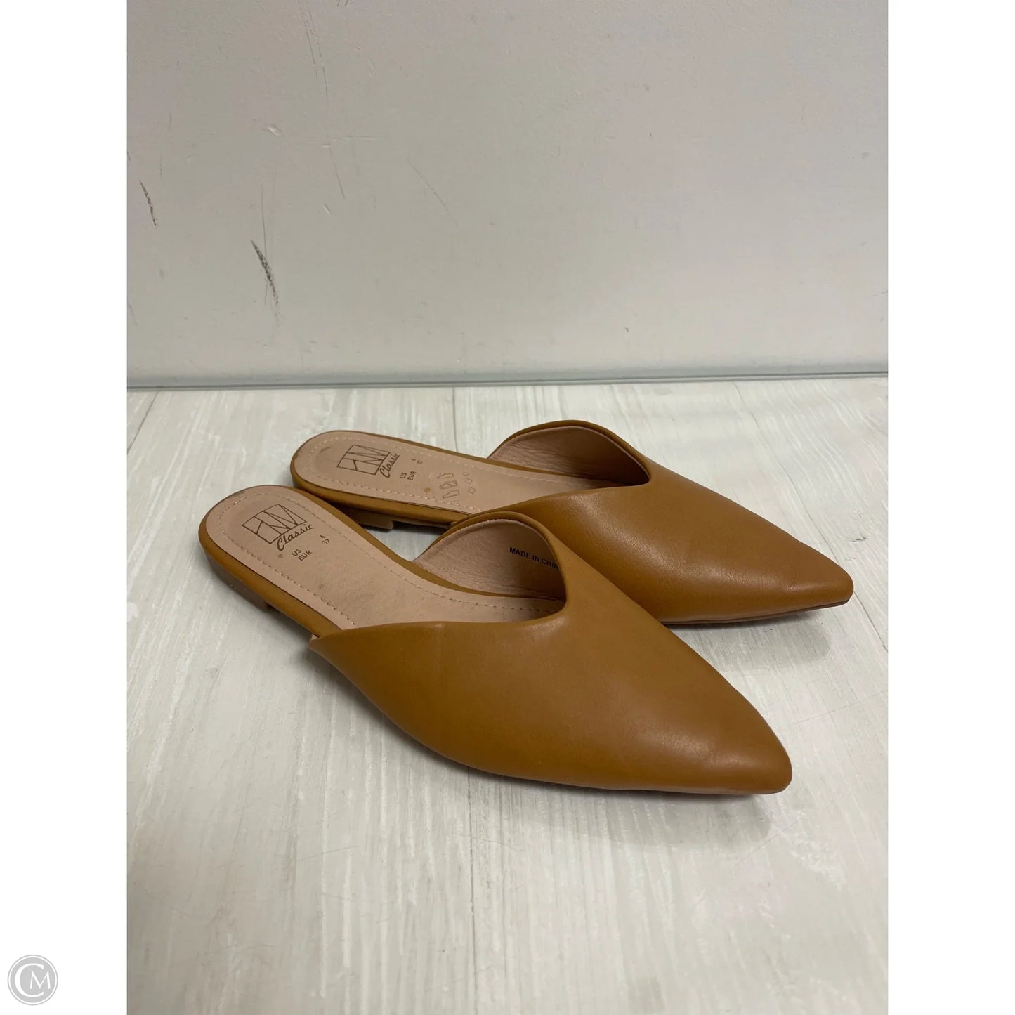 Shoes Flats By Clothes Mentor In Cream, Size: 6