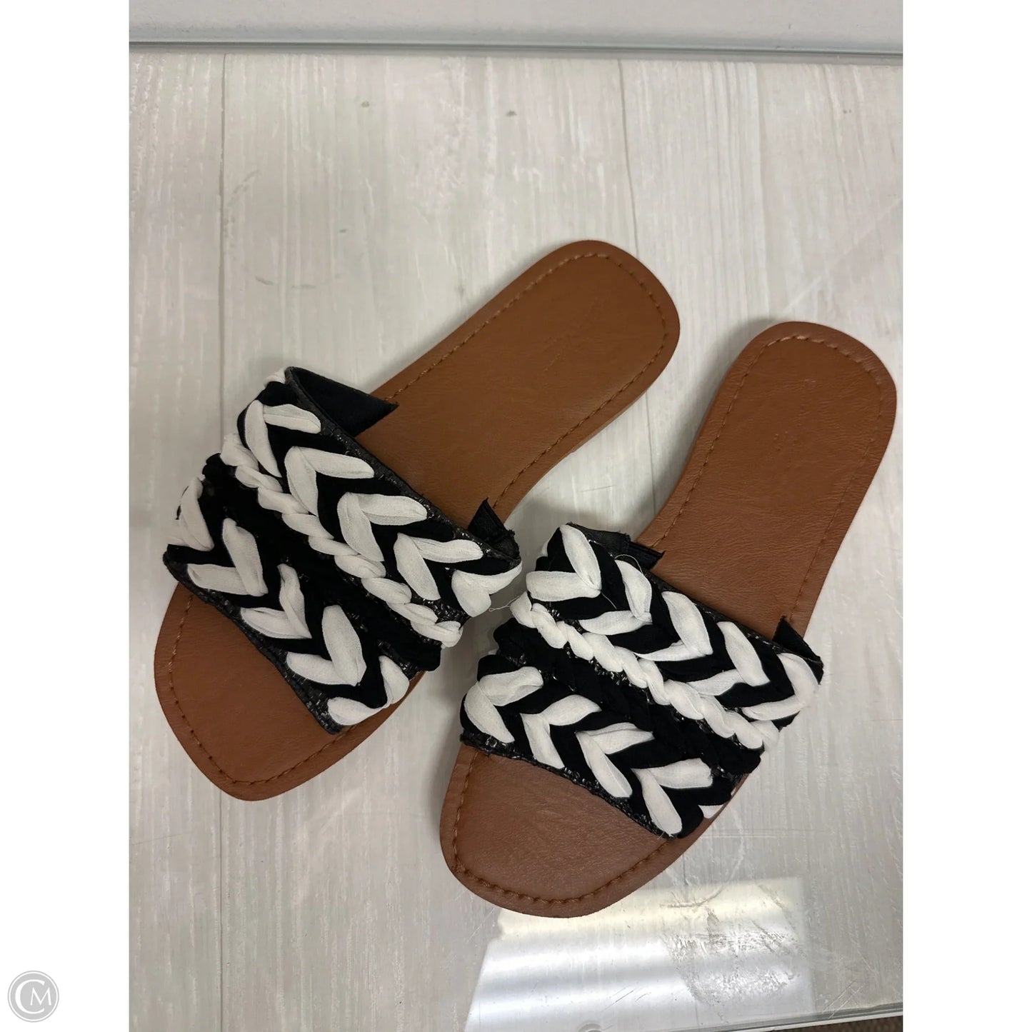 Sandals Flats By Universal Thread In Black & White, Size: 8