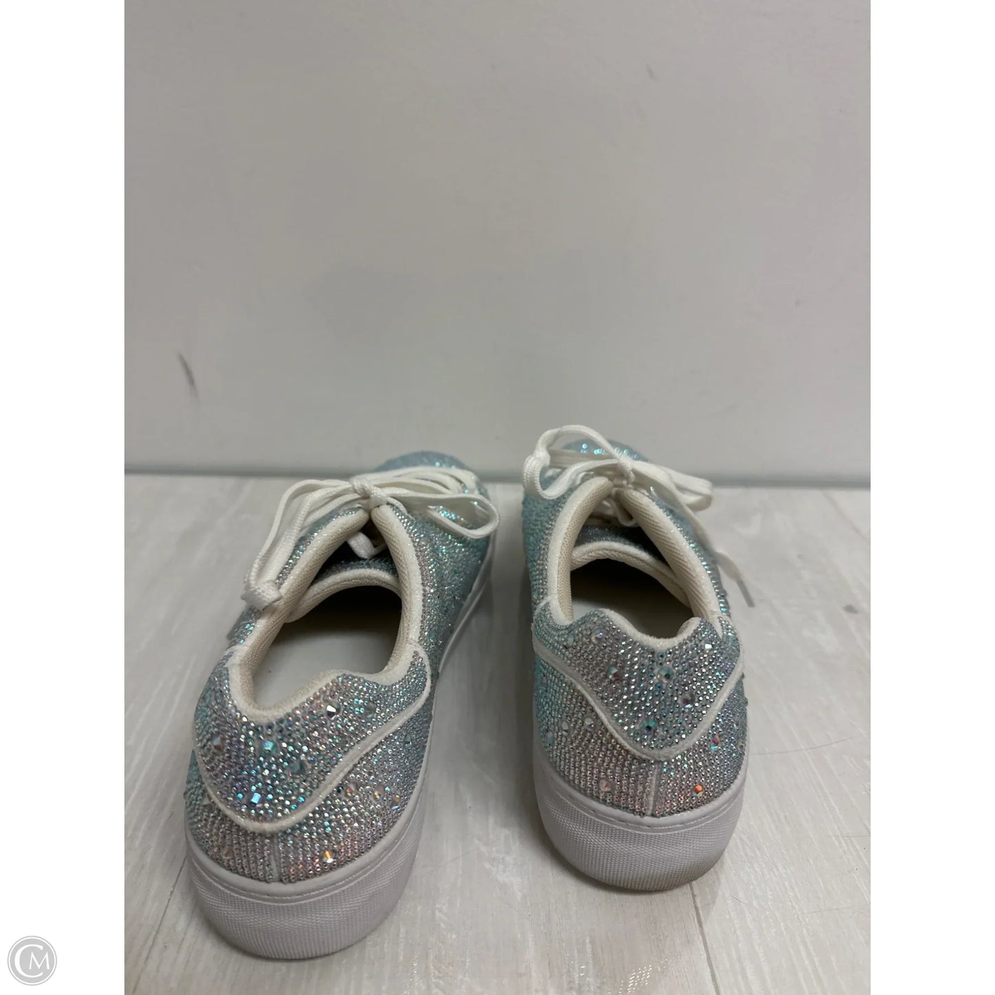 Shoes Sneakers By Clothes Mentor In Silver, Size: 9.5