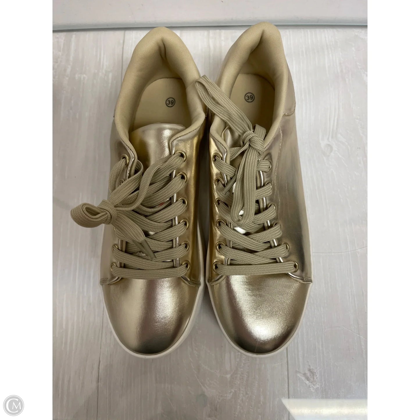 Shoes Sneakers By Clothes Mentor In Gold, Size: 8.5