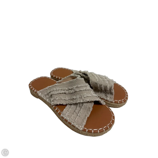 Sandals Flats By Clothes Mentor In Cream, Size: 5.5