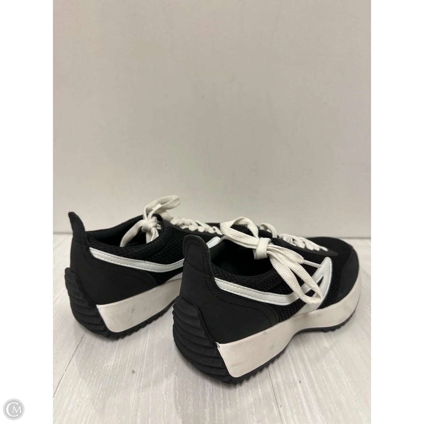Shoes Sneakers By Dolce Vita In Black & White, Size: 7.5