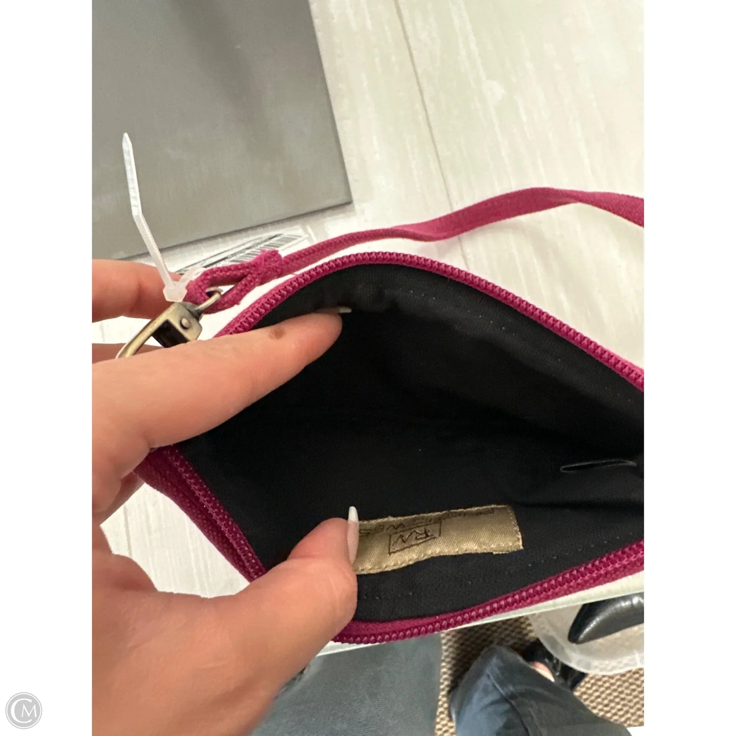 Wristlet By Clothes Mentor, Size: Small
