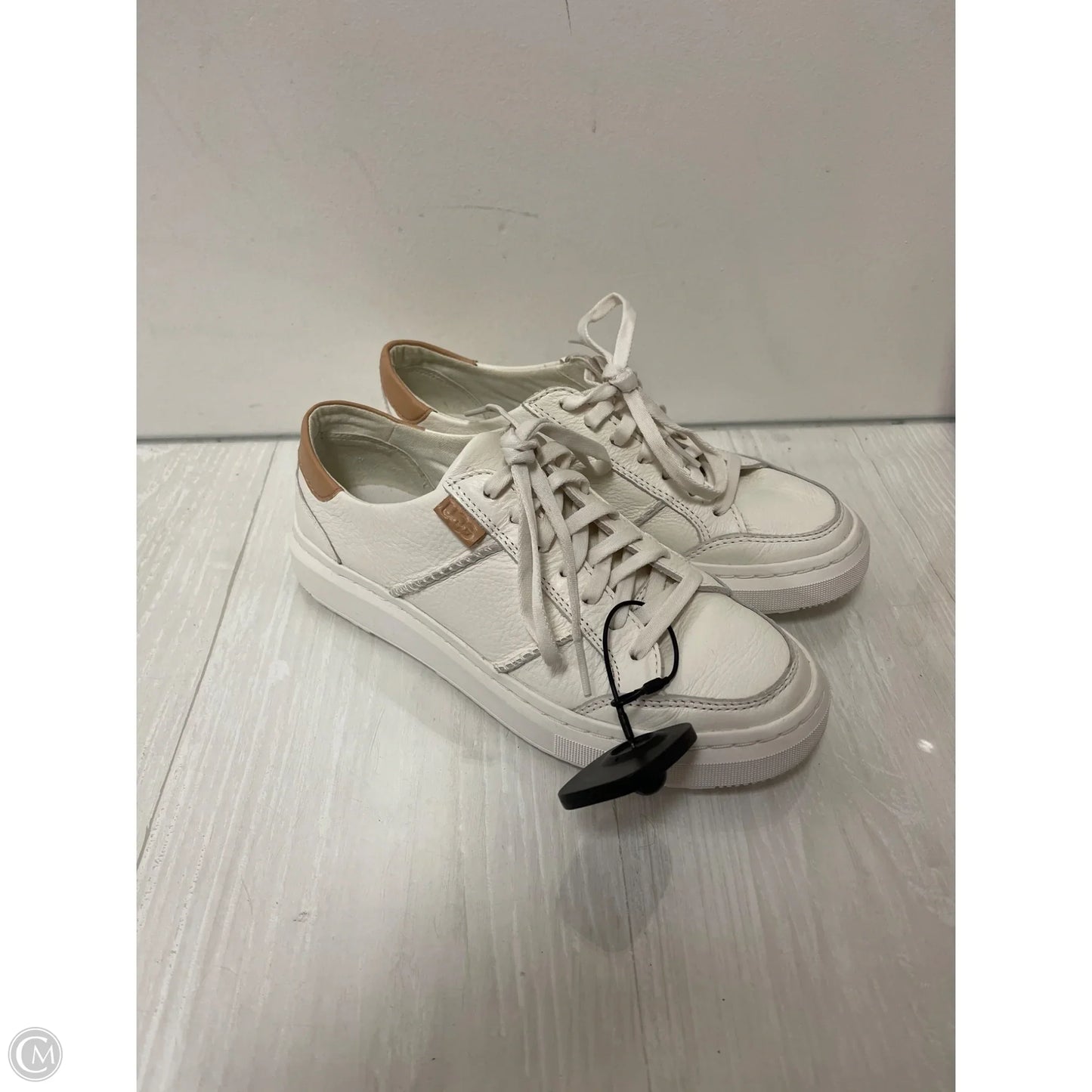 Shoes Designer By Ugg In White, Size: 6.5