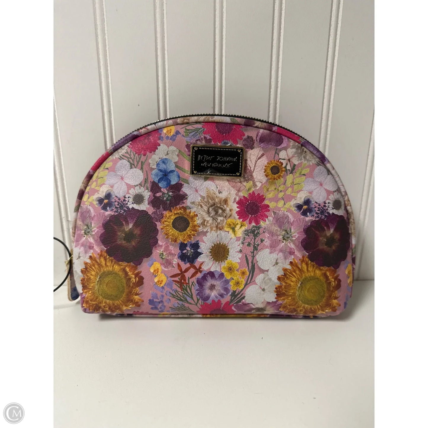 Makeup Bag By Betsey Johnson, Size: Medium