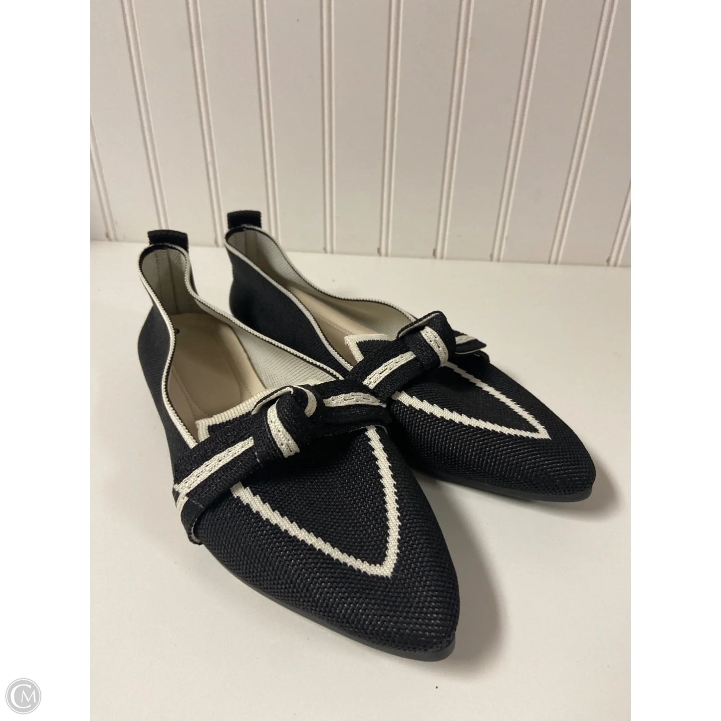 Shoes Flats By Clothes Mentor In Black & White, Size: 9