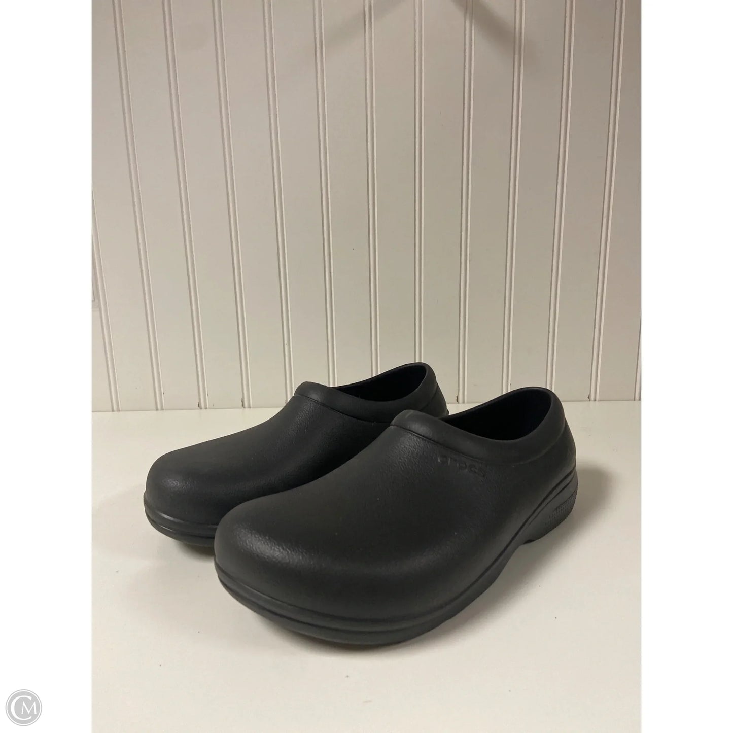Shoes Flats By Crocs In Black, Size: 8
