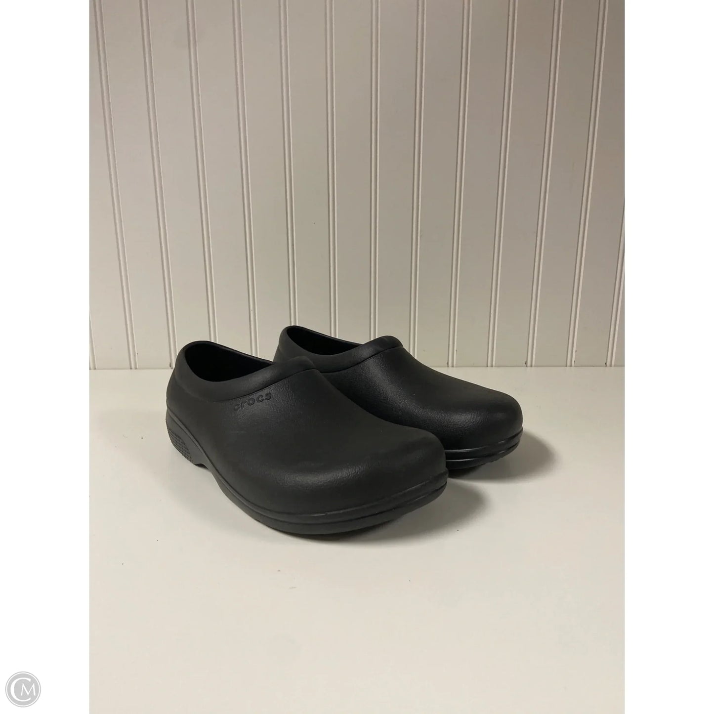 Shoes Flats By Crocs In Black, Size: 8