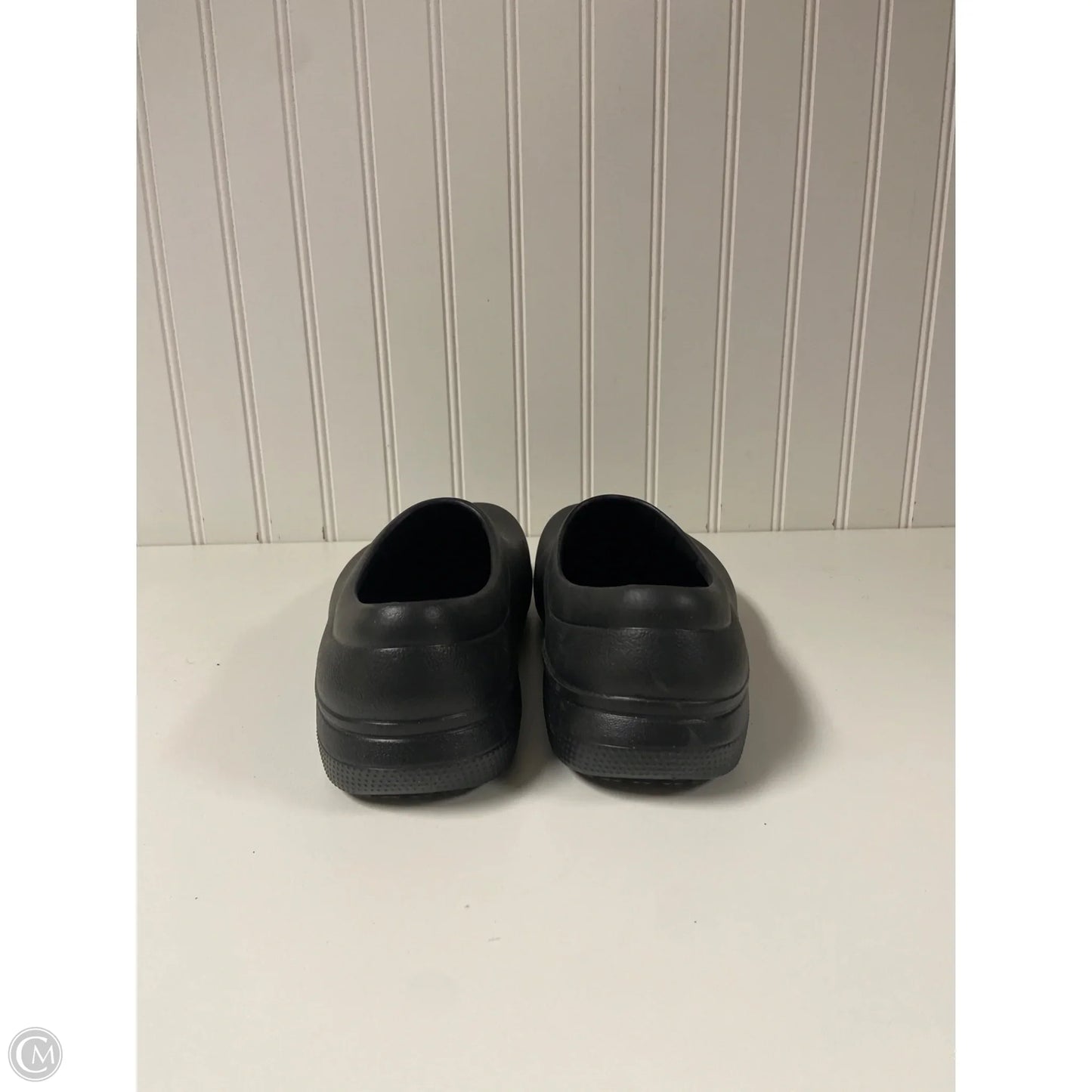 Shoes Flats By Crocs In Black, Size: 8