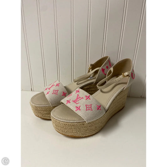 Sandals Luxury Designer By Louis Vuitton In Cream & Pink, Size: 9.5