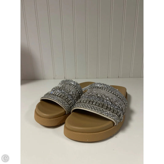 Sandals Flats By Steve Madden In Silver, Size: 6