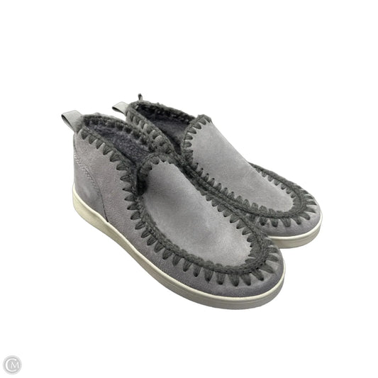 Shoes Flats By Bearpaw In Grey, Size: 9