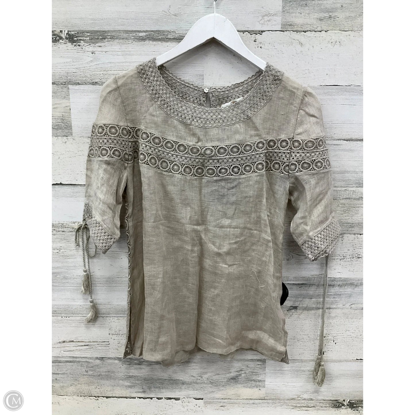 Top Short Sleeve By Clothes Mentor In Tan, Size: S