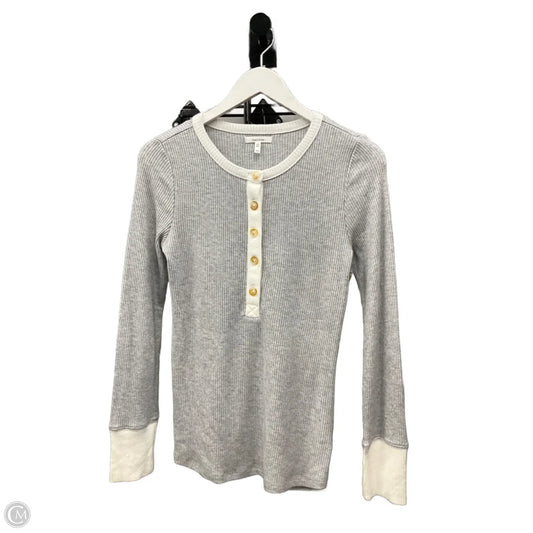 Top Long Sleeve By Maurices In Grey, Size: Xs