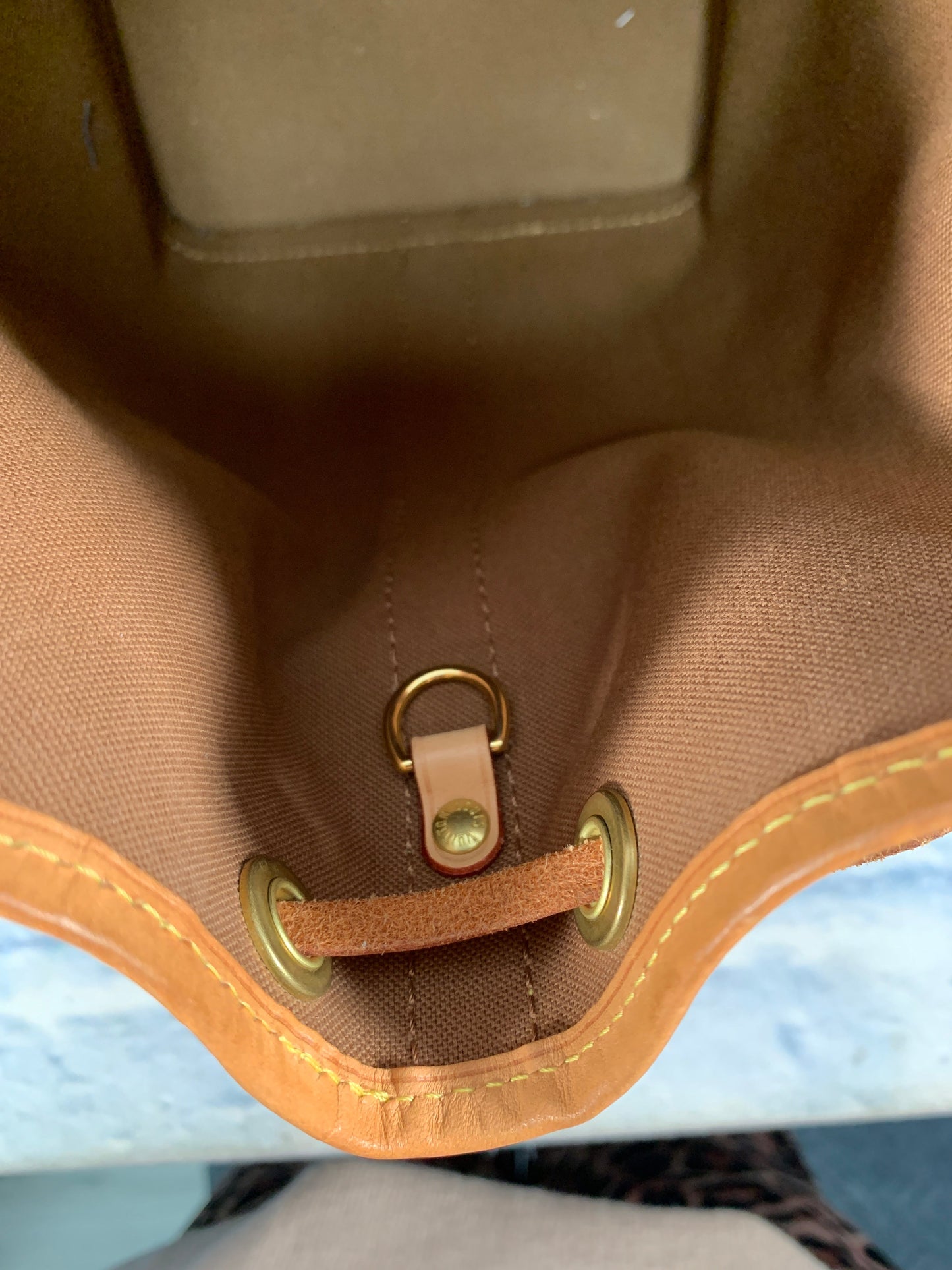 Handbag Luxury Designer By Louis Vuitton, Size: Medium