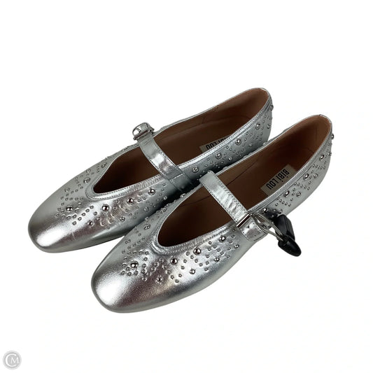 Sandals Flats By Clothes Mentor In Silver, Size: 8.5 (39)