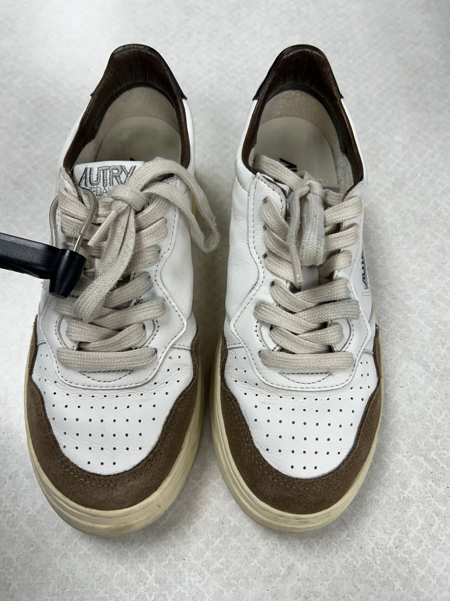 Shoes Sneakers By Clothes Mentor In Brown & White, Size:8