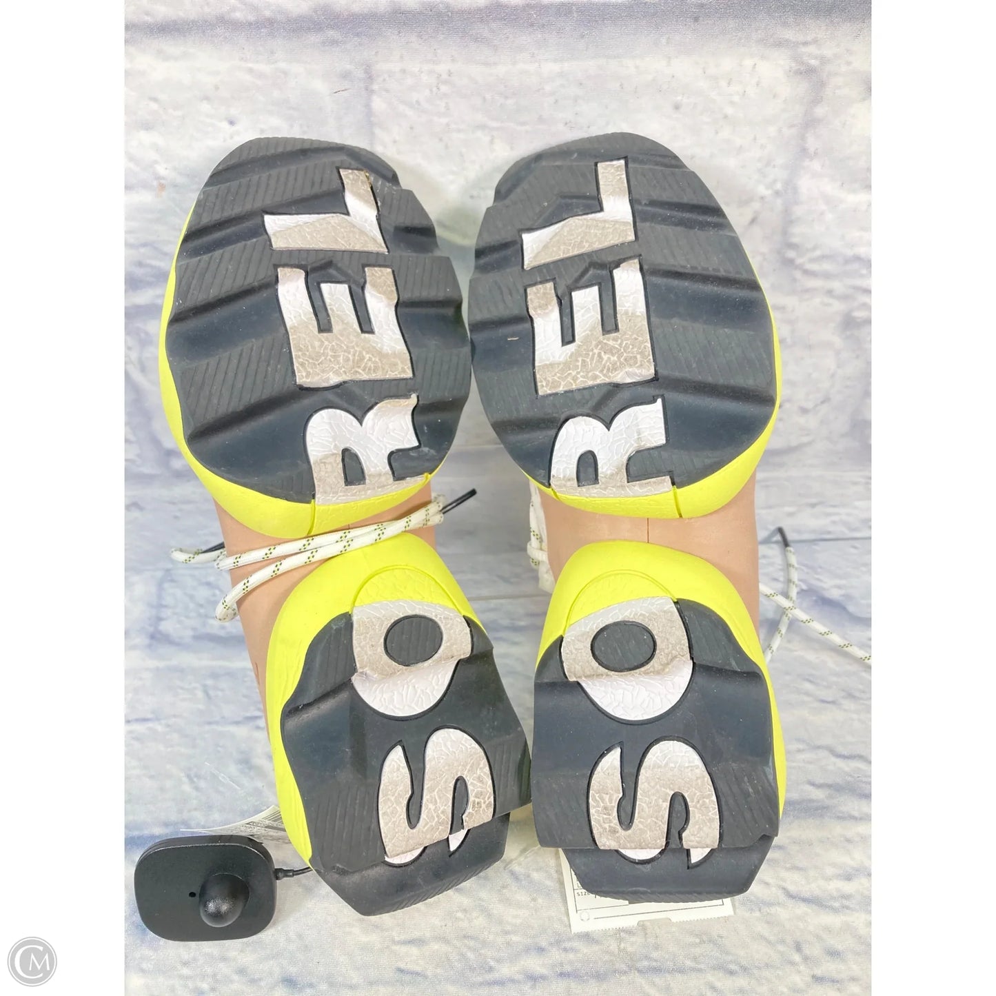 Shoes Athletic By Sorel In White & Yellow, Size: 7.5