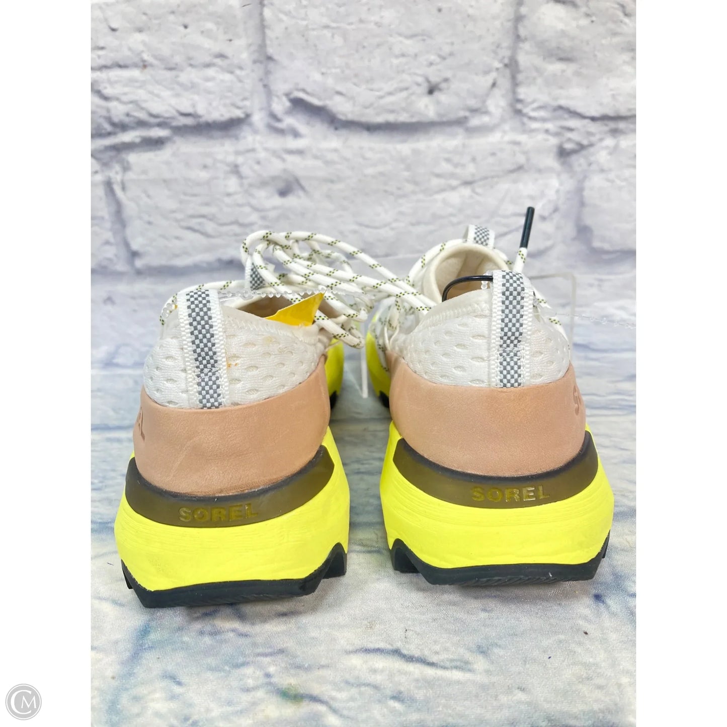 Shoes Athletic By Sorel In White & Yellow, Size: 7.5