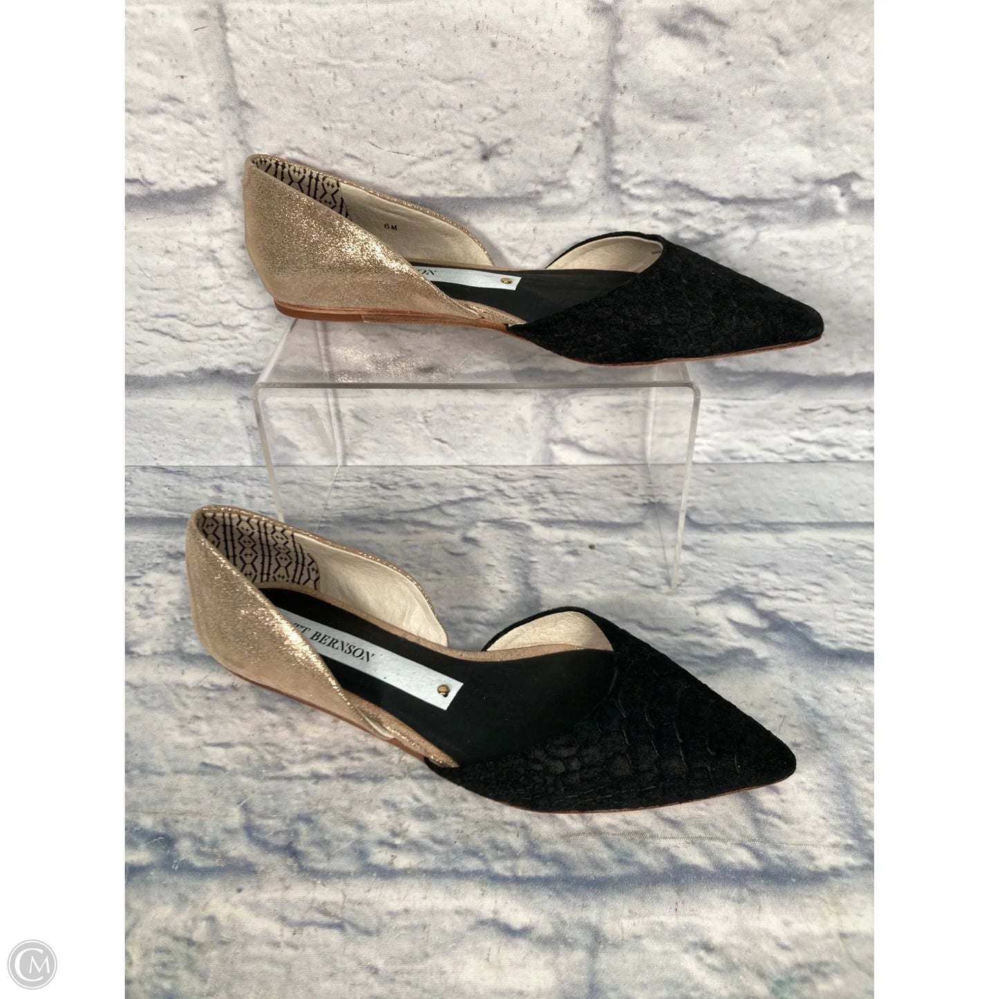 Shoes Flats By Clothes Mentor In Black & Gold, Size: 6