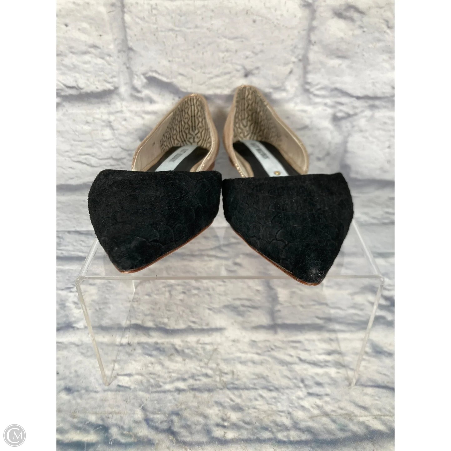 Shoes Flats By Clothes Mentor In Black & Gold, Size: 6
