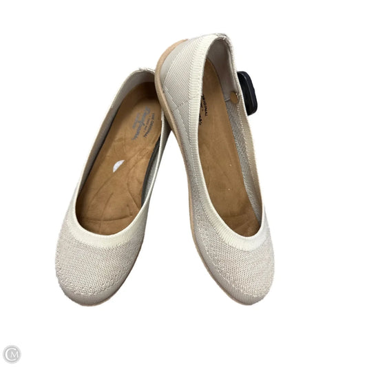 Shoes Flats By dear foams In Tan, Size: 6