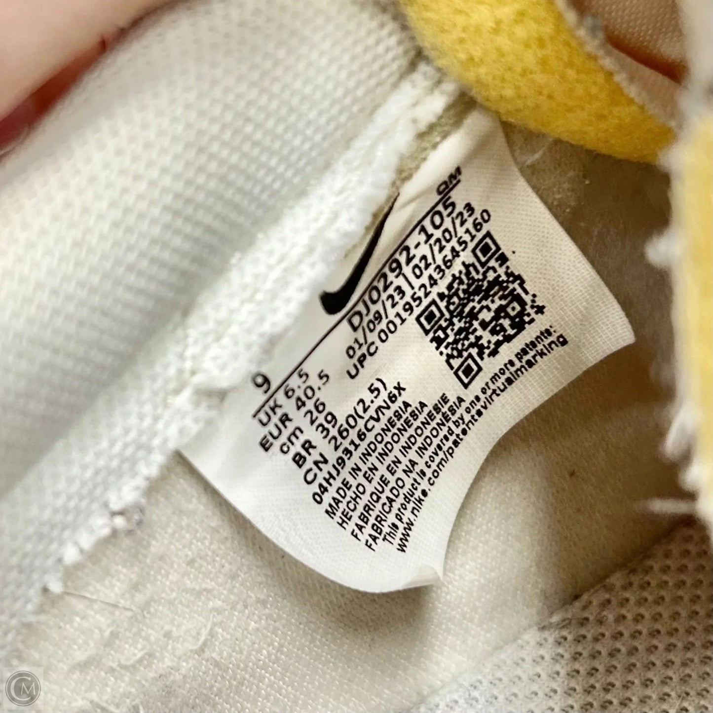 Shoes Sneakers By Nike In Ivory, Size: 9